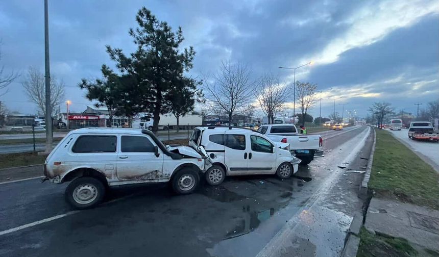 Bolu'da 4 araç zincirleme kazaya karıştı, trafik kilitlendi