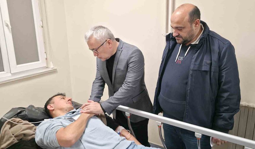 Cezaevi otobüsü kaza yaptı, Vali Şimşek yaralıları ziyaret etti