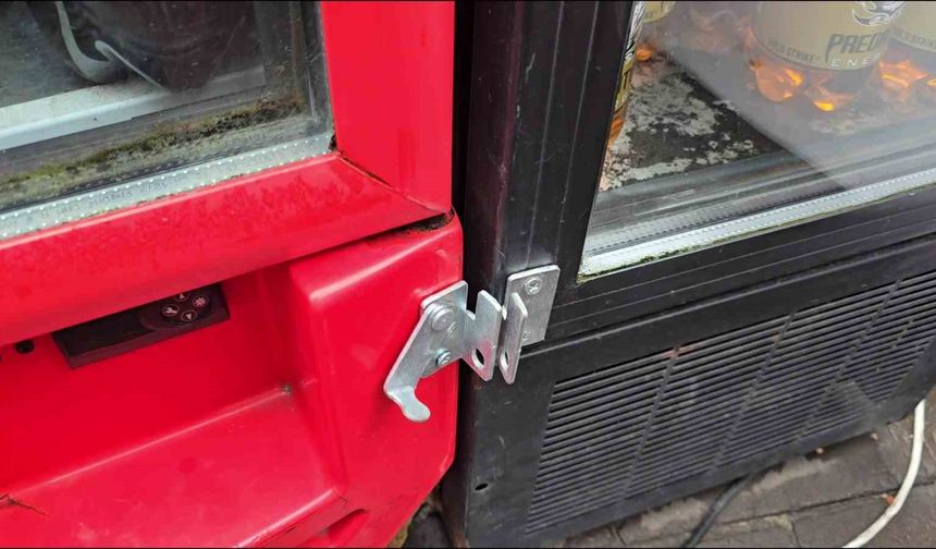 Çocuklar büfenin kilidini çözdü: İşletmeci isyan etti