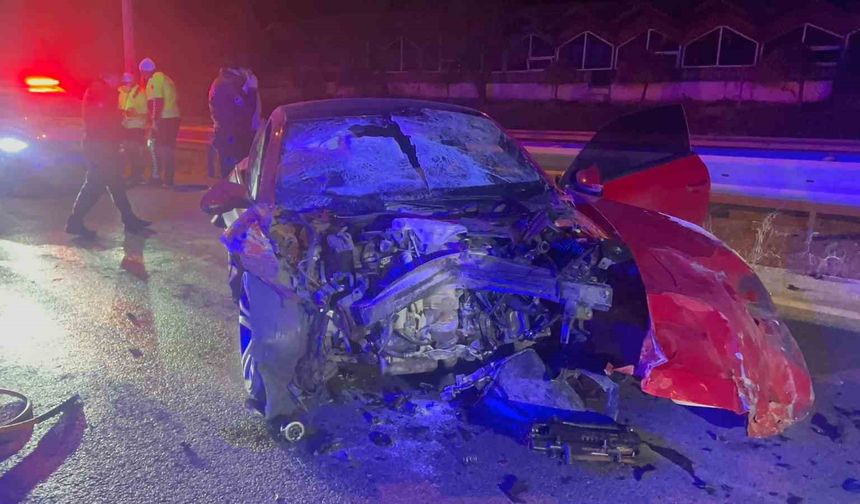 Çorum'da otomobil tıra çarptı: 1 ölü