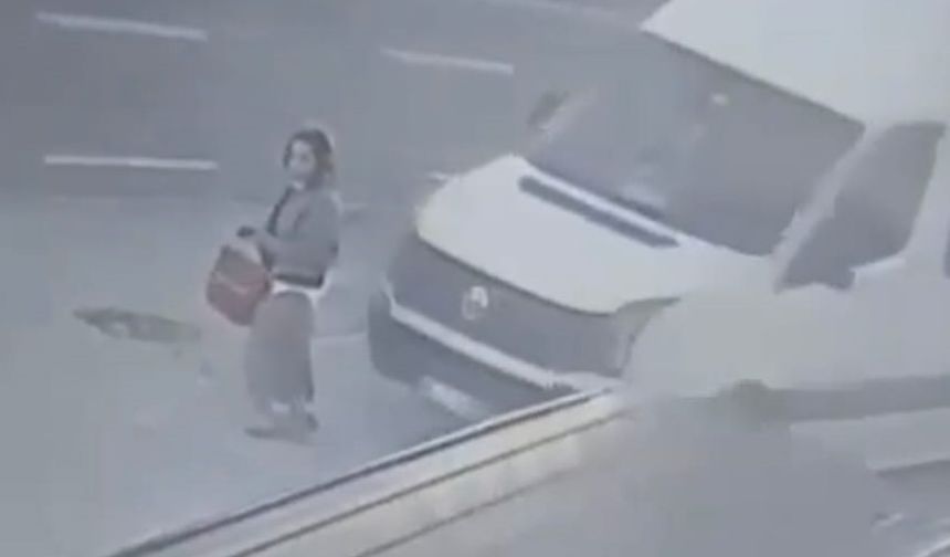 Dolmuş bekleyen kadın minibüsün altında böyle kaldı