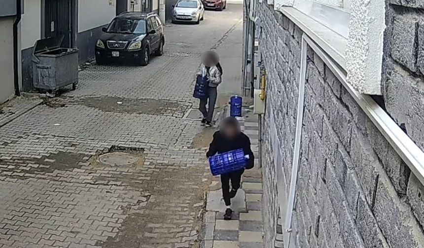 Eskişehir'de 2 çocuk apartman önündeki damacanaları çaldı