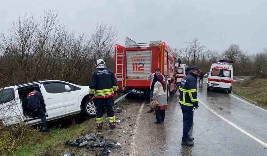 Hafif ticari araç kamyona çarptı: 2 yaralı