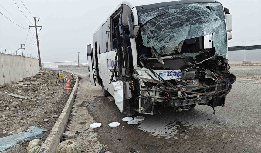 İşçi servisi tır dorsesine arkadan çarptı: 22 yaralı