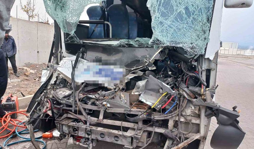 İşçi servisi tıra arkadan çarptı: Çok sayıda yaralı var