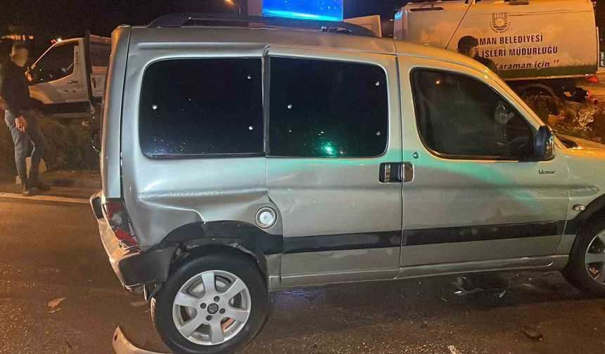 Işıkta bekleyen araçlara çarpan otomobil zincirleme kazaya neden oldu: 2 yaralı