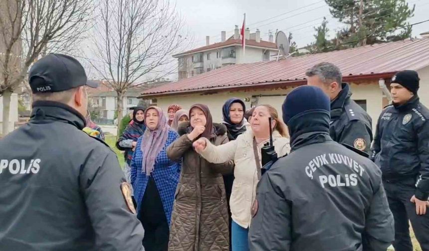 Kadınlardan mahalleye yapılacak baz istasyonuna ve erkeklere tepki