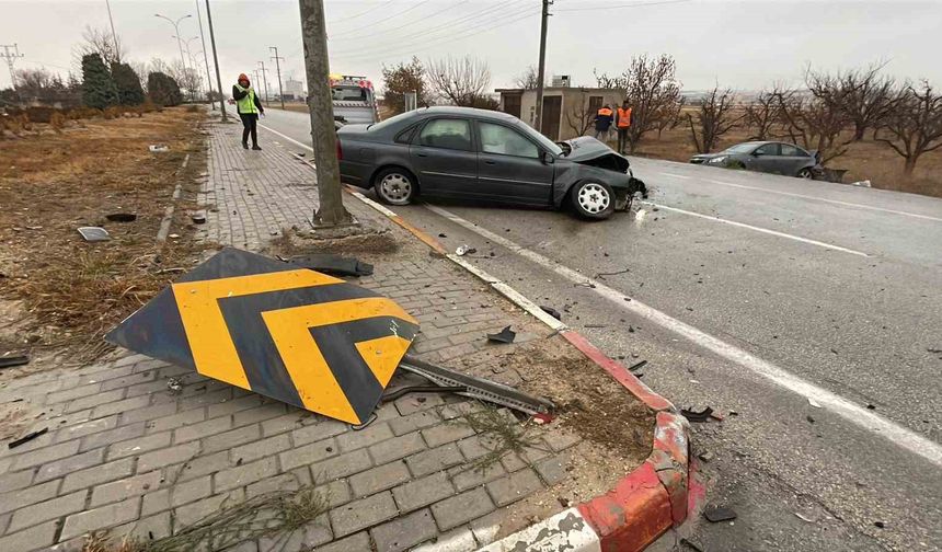 Karaman'da otomobiller çarpıştı: 2 yaralı