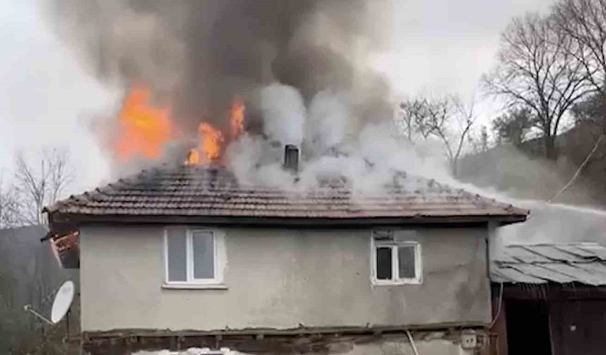 Kastamonu'da 2 katlı ev alev alev yandı