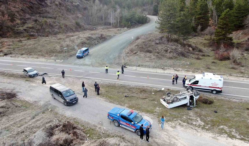 Kastamonu'da otomobil ile çarpışan kamyonet ters döndü: 1 ölü, 1 yaralı
