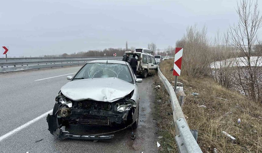 Kaza yapan araçlarının yanında bekleyen vatandaşlara otomobil çarptı: 5 yaralı