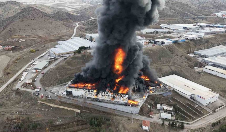 Kırıkkale'deki kimya fabrikasındaki yangına müdahale sürüyor