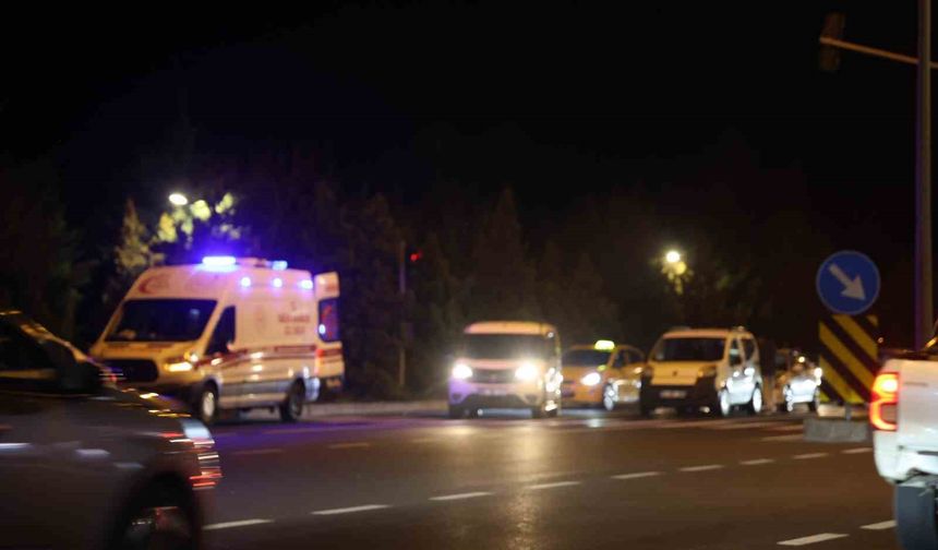 Kırmızı ışıkta bekleyen araca çarptı: 1 yaralı