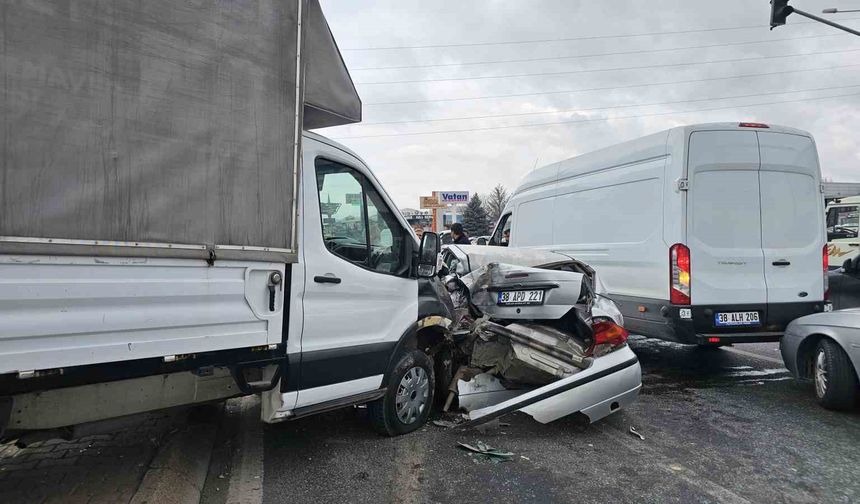 Kırmızı ışıkta duramayan kamyonet ortalığı savaş alanına çevirdi: 1'i ağır 3 yaralı