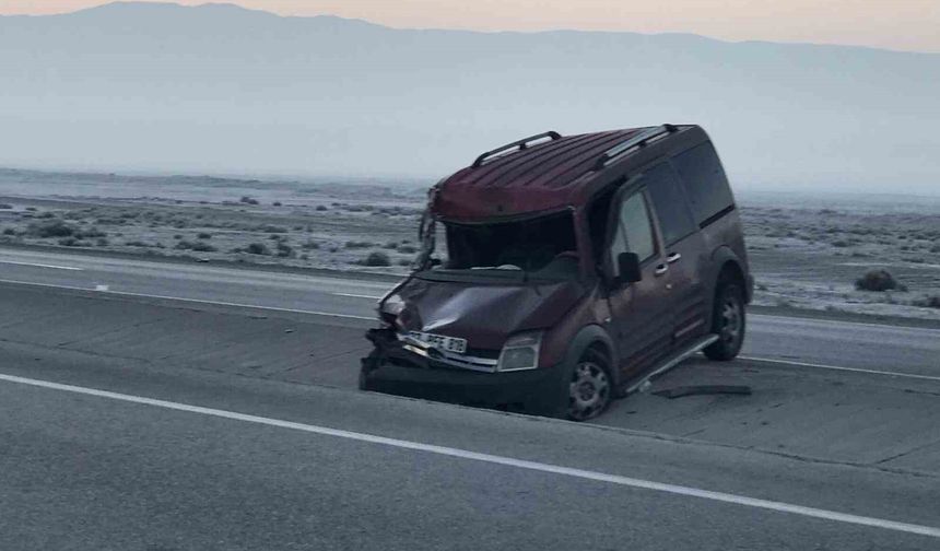 Konya'da hafif ticari araç takla attı: 1 yaralı