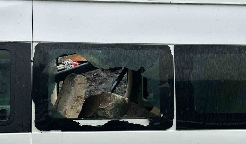 Minibüsün üzerine dev kayalar düştü, 3 kişi şans eseri kurtuldu