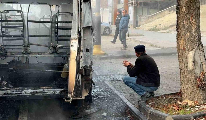 Okul servisi küle döndü, sürücüsü çaresizce izledi