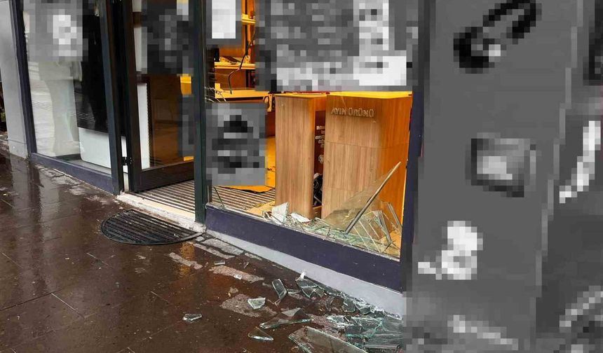 Önce kaldırıma çıktı, sonra dükkana girdi