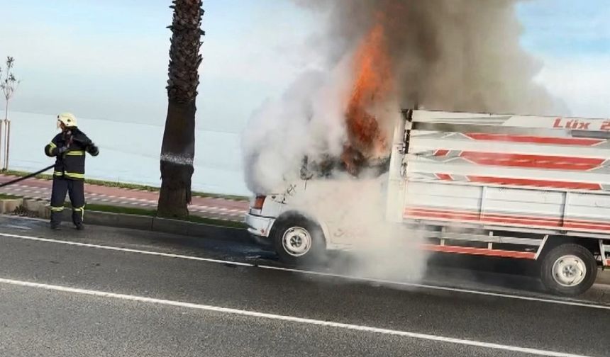 Ordu'da seyir halindeki kamyonet yandı
