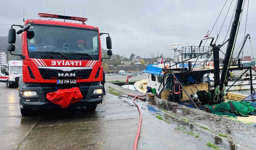 Ordu'da su alarak batma tehlikesi olan tekneye ekipler müdahale etti