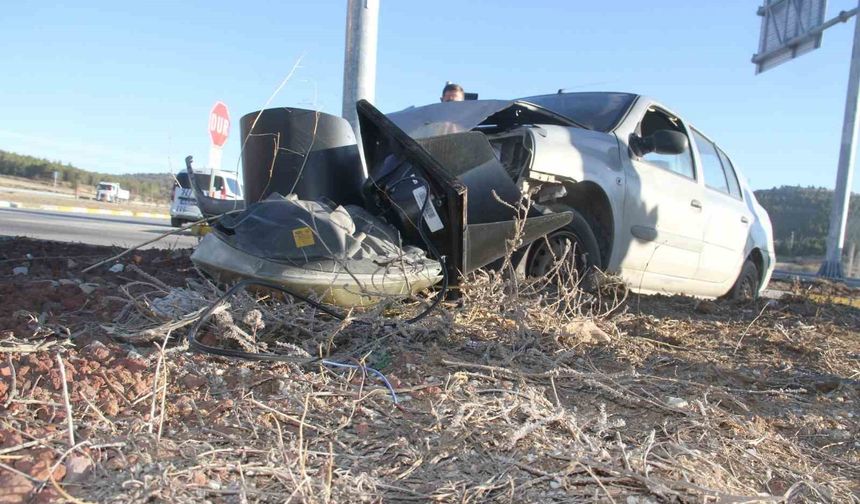 Otomobil trafik ışığı direğine çarptı: 2 yaralı