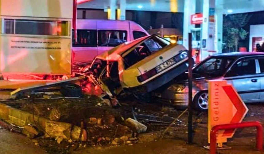 Park halindeki araçlara çarpan otomobil hurdaya döndü: 1 ölü, 1 ağır yaralı