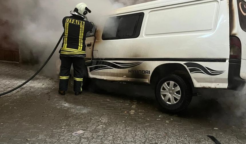 Park halindeki minibüs çıkan yangında kullanılamaz hale geldi