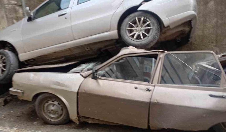 Rampada geriye kayan otomobil 8 metreden düşerek park halindeki aracın üzerine çıktı