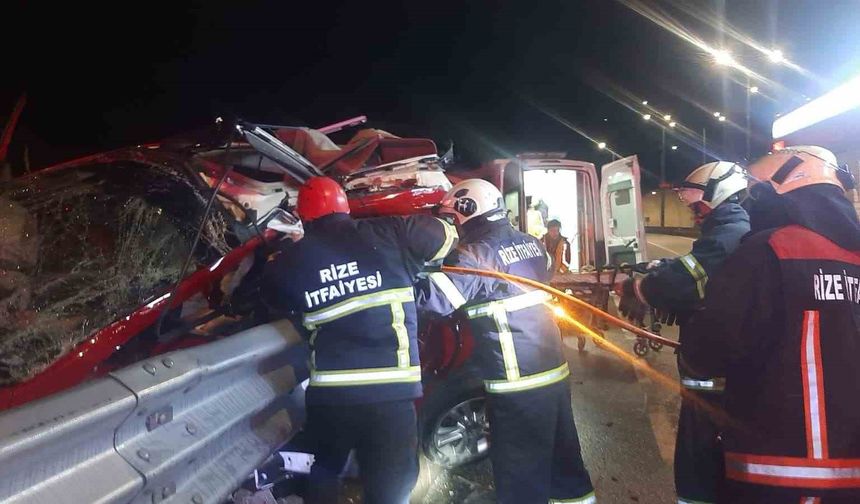 Rize'de otomobil bariyerlere çarptı: 1 ölü, 1 yaralı