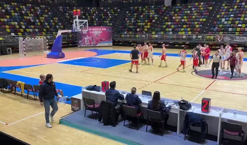 Samsun'da basketbol maçında oyuncu, hakeme saldırdı