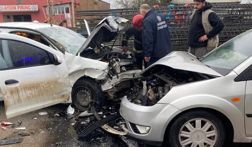 Samsun'da üç aracın karıştığı kaza: 6 yaralı