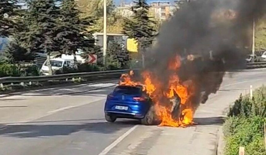Samsunsporlu Musaba'nın otomobili alev alev yandı, futbolcu yara almadan kurtuldu