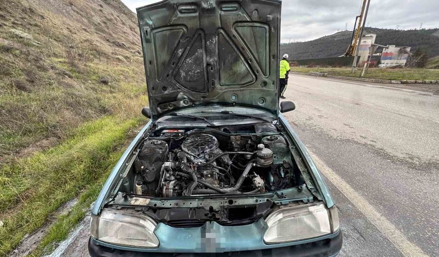 Seyir halindeki otomobilde çıkan yangın söndürüldü