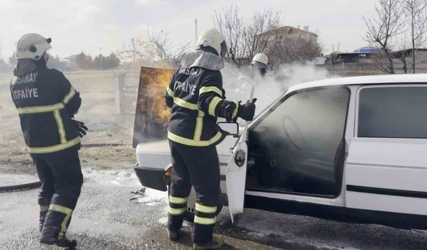 Seyir halindeki otomobilin motor kısmından alevler yükseldi