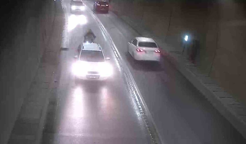 Tünelde bir anda duran otomobile motosiklet çarptı: Kaza anı kamerada