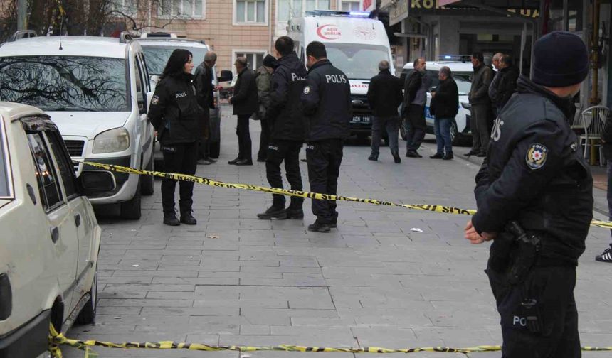 Yoldan geçenleri bıçakladı: 1'i ağır 3 yaralı