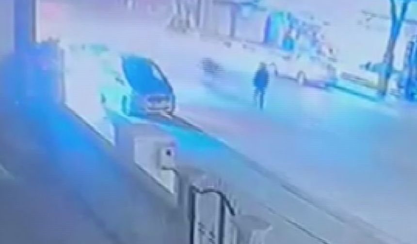 Yolun karşısına geçmek isteyen çocuğa motosiklet çarptı... O anlar kamerada