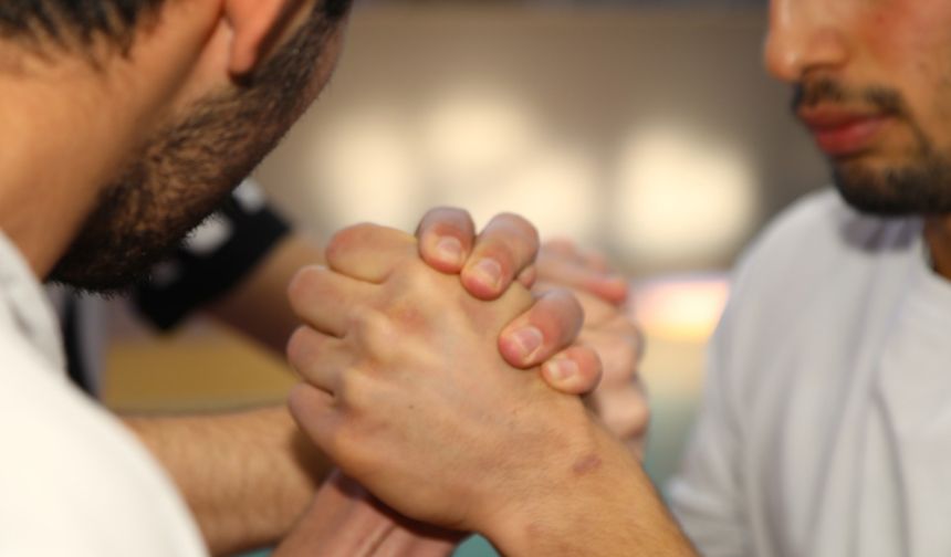 TOGÜ'de Nefes Kesen Bilek Güreşi