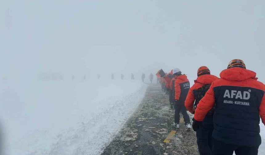 Afetlerin kahramanları, çığ tatbikatı yaptı