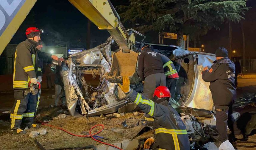Ağaca çarpan otomobil hurdaya döndü, sürücüsü hayatını kaybetti