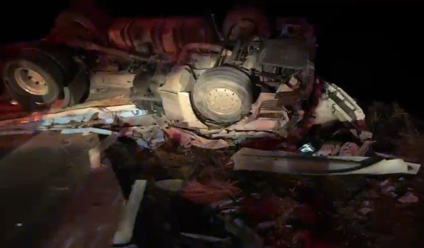 Aksaray'da devrilen tırın sürücüsü hayatını kaybetti