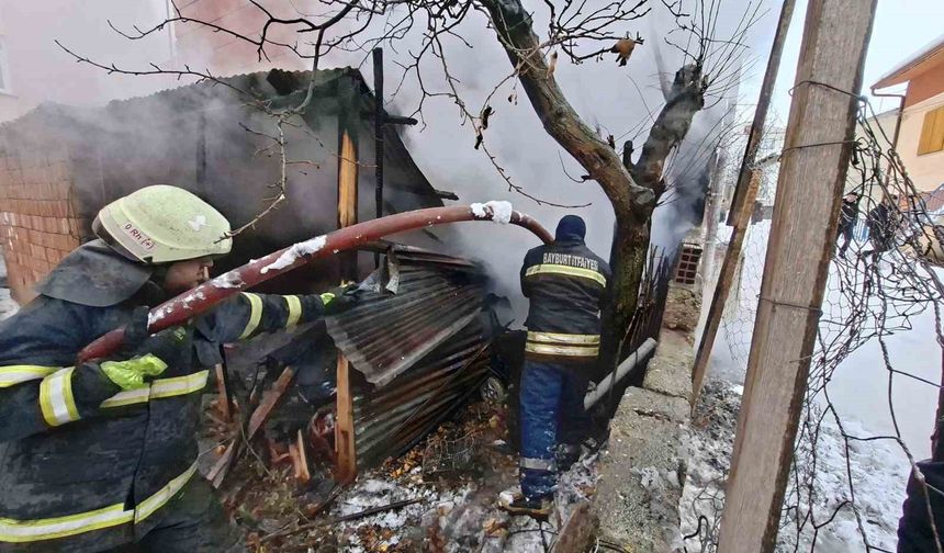 Bayburt'ta garaj ve depo olarak kullanılan alanda çıkan yangın söndürüldü