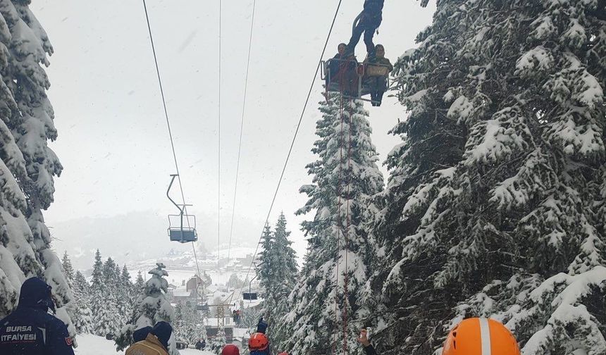 Bursa Uludağ'da telesiyej arasızı nedeniyle mahsur kalan 51 kişi kurtarıldı