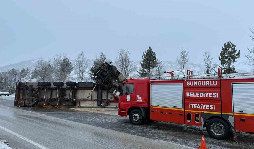 Buzlanan yolda kayan tır devrildi: 1 yaralı