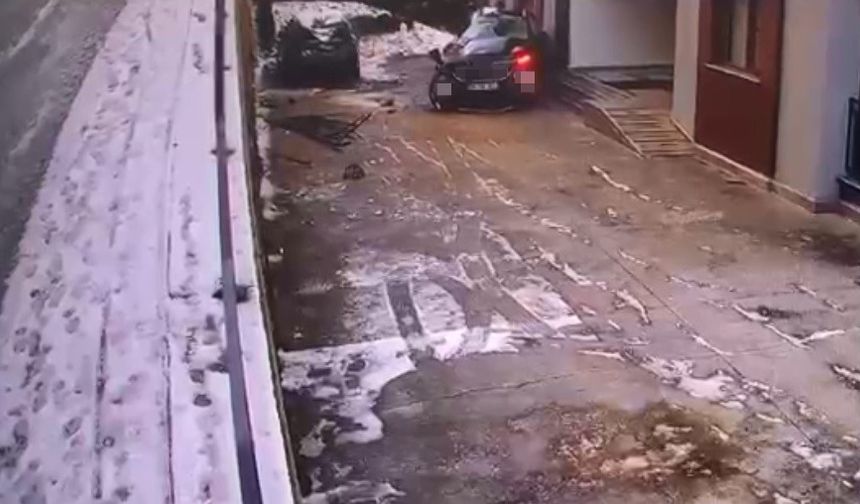 Buzlanan yolda kontrolden çıkan cip sitenin bahçesine uçtu