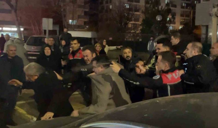 Cinayet davası sonrası adliye önü karıştı, polis müdahale etti: 4 yaralı, 12 gözaltı