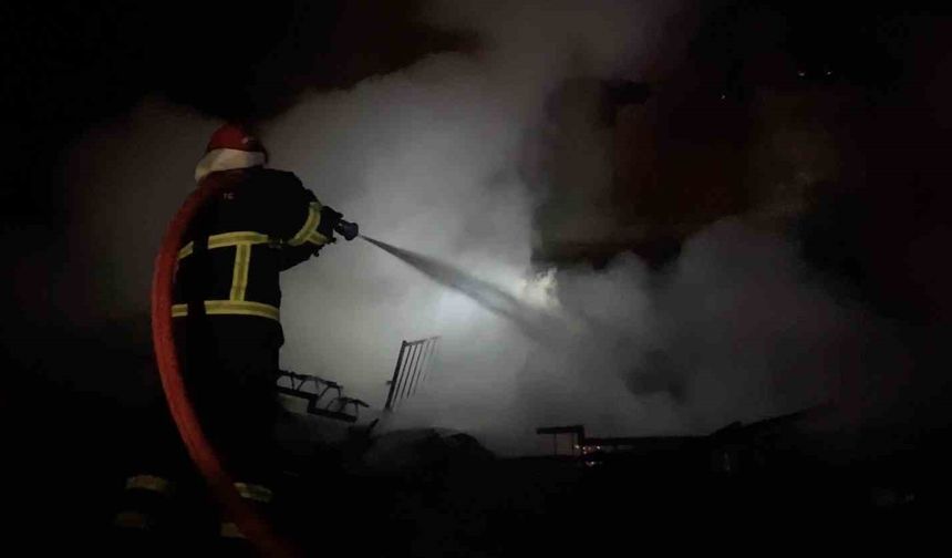 Çorum'da çıkan yangın ev ve depoyu kullanılamaz hale getirdi