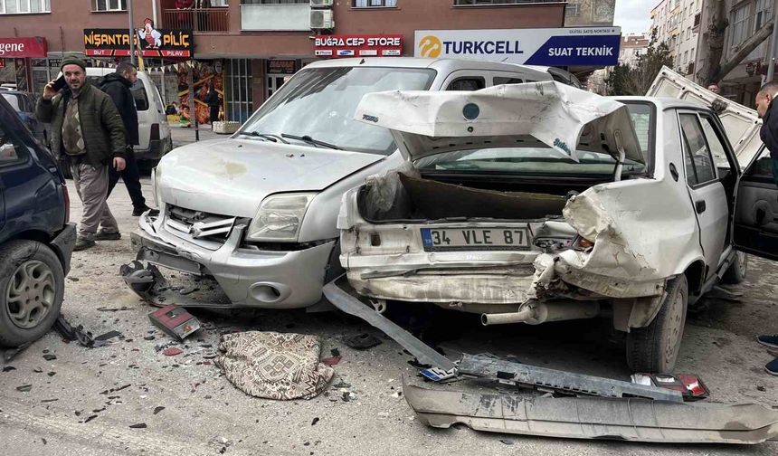 Kamyonet, kırmızı ışıkta bekleyen 7 aracın arasına daldı: 2 yaralı