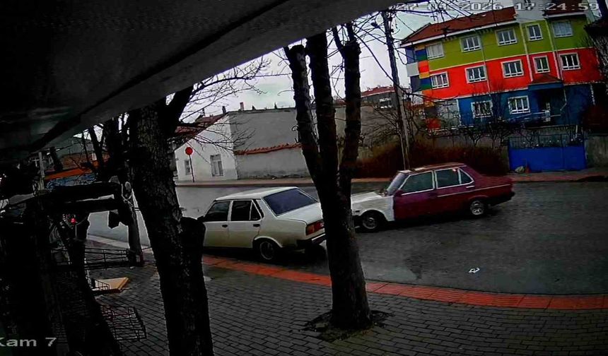 Karaman'da bir sürücünün park halindeki otomobile aracıyla çarparak kaçtığı anlar kameraya yansıdı