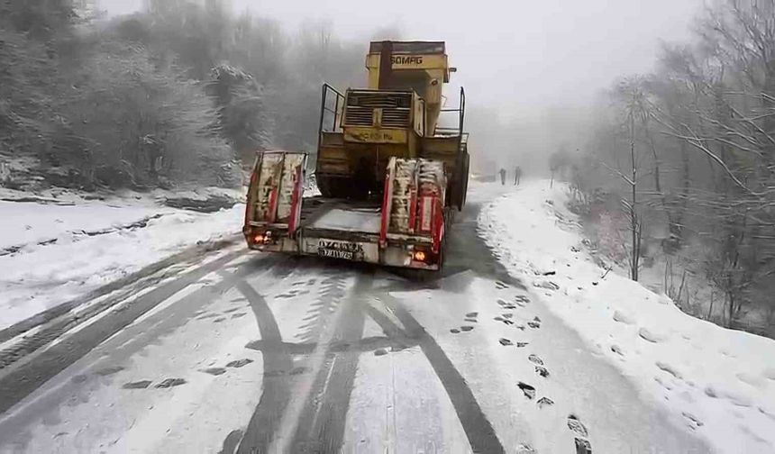 Karda kayan tır yolu trafiğe kapattı